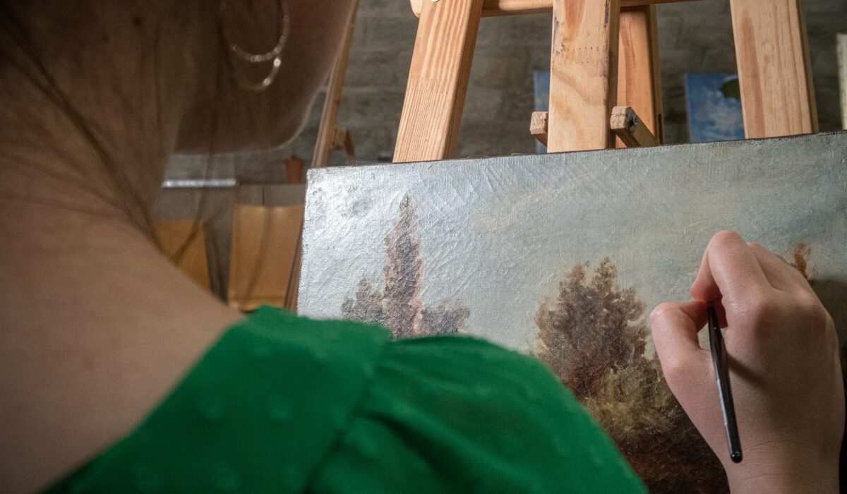 restauratrice de tableaux en atelier